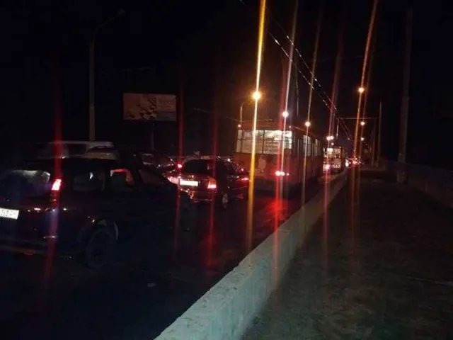Дві жахливі аварії у Франківську: за мостом на вулиці Галицькій потрійне зіткнення, а на перехресті вулиць Незалежності - Хриплинська - Й.Сліпого смертельна аварія. Постраждалі у важкому стані — фото 2