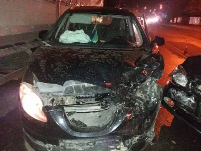 Дві жахливі аварії у Франківську: за мостом на вулиці Галицькій потрійне зіткнення, а на перехресті вулиць Незалежності - Хриплинська - Й.Сліпого смертельна аварія. Постраждалі у важкому стані — фото 5