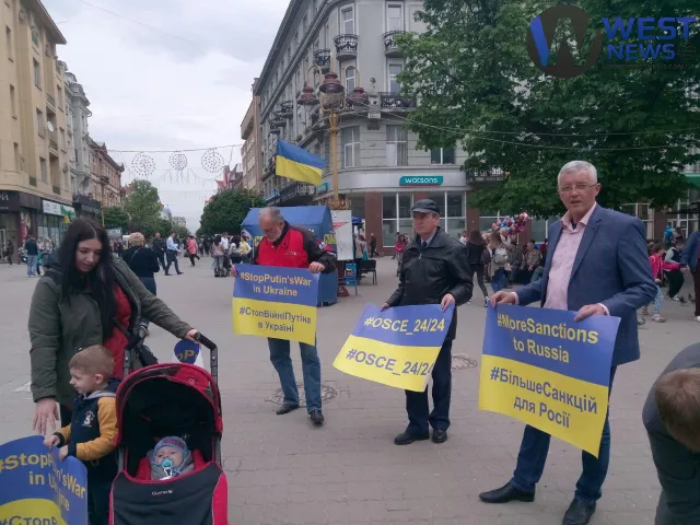 В Івано-Франківську провели патріотичну акцію "Стоп Путін" — фото 4