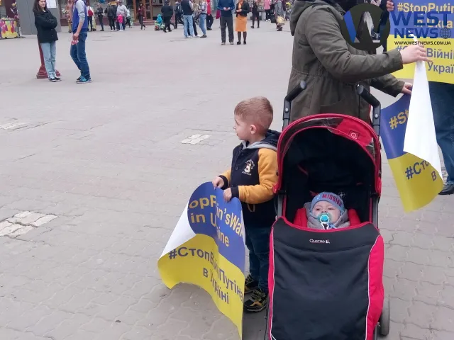 В Івано-Франківську провели патріотичну акцію "Стоп Путін" — фото 6