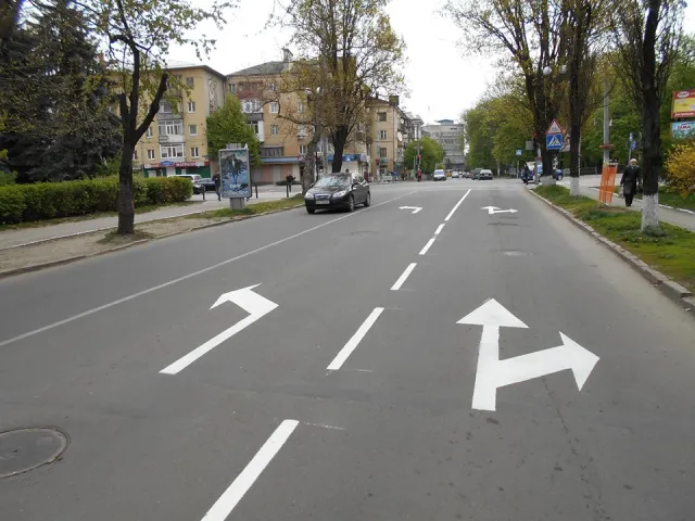 В Івано-Франківську завершується капітальний ремонт однієї із важливих вулиць міста, а інші отримують нову розмітку — фото 6