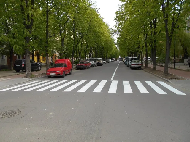 В Івано-Франківську завершується капітальний ремонт однієї із важливих вулиць міста, а інші отримують нову розмітку — фото 9