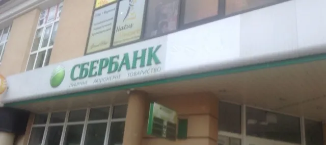 В Івано-Франківську іноземець з ножем намагався обікрасти водія маршрутки. А ще невідомі побили вікна російському "Сбербанку" — фото 2