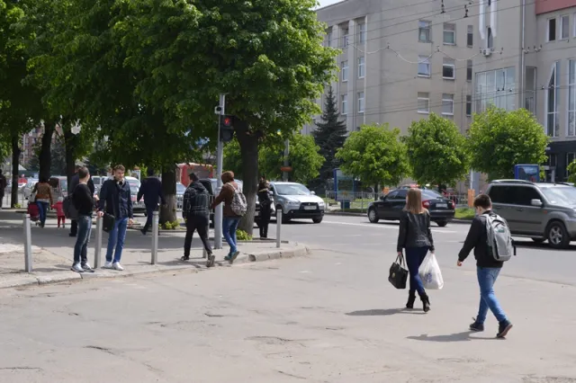 Поліція вчила франківців правильно переходити проблемне перехрестя Незалежності - М. Підгірянки. За час роботи 300 протоколів — фото 1