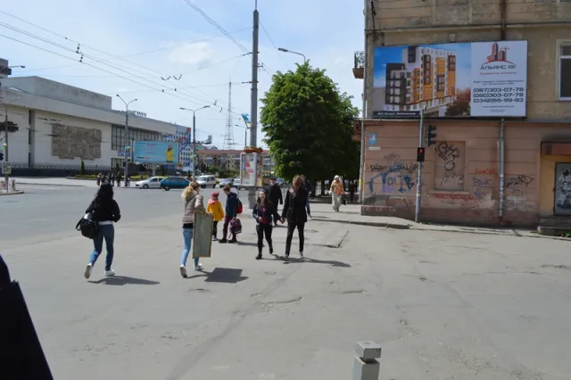 Поліція вчила франківців правильно переходити проблемне перехрестя Незалежності - М. Підгірянки. За час роботи 300 протоколів — фото 2