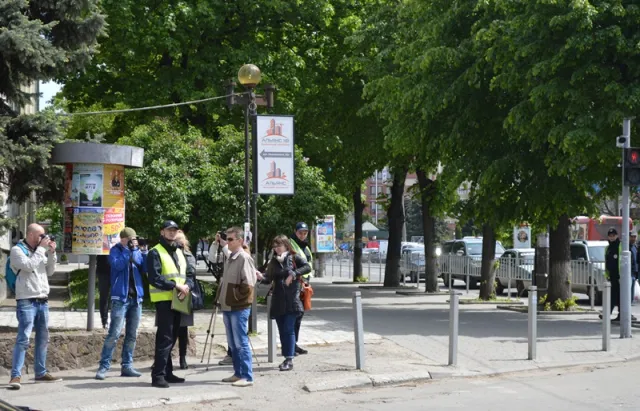 Поліція вчила франківців правильно переходити проблемне перехрестя Незалежності - М. Підгірянки. За час роботи 300 протоколів — фото 3