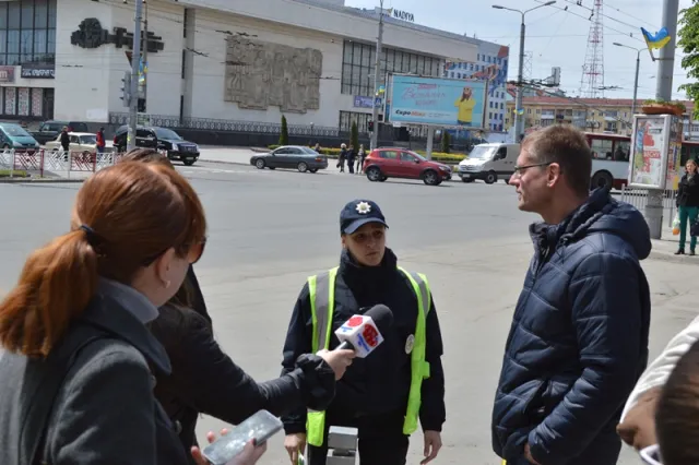 Поліція вчила франківців правильно переходити проблемне перехрестя Незалежності - М. Підгірянки. За час роботи 300 протоколів — фото 5