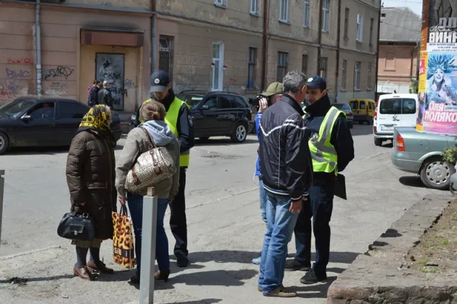 Поліція вчила франківців правильно переходити проблемне перехрестя Незалежності - М. Підгірянки. За час роботи 300 протоколів — фото 7