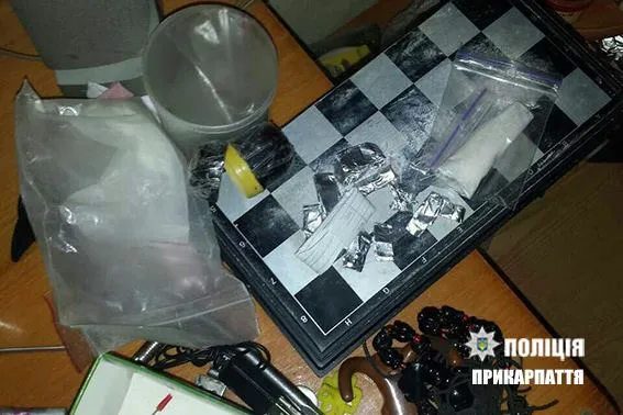 Цікаві інциденти Франківська: п'яний чоловік, який зупинив патрульних, щоб ті показали дорогу.  А ще у франківця поліція знайшла гранату, пістолет та наркотики — фото 2