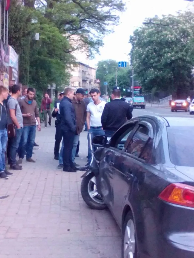 В Івано-Франківську один водій хотів припаркуватися та зніс огорожу, в іншого в машині знайшли амфетамін, субітекс і "траву" — фото 1
