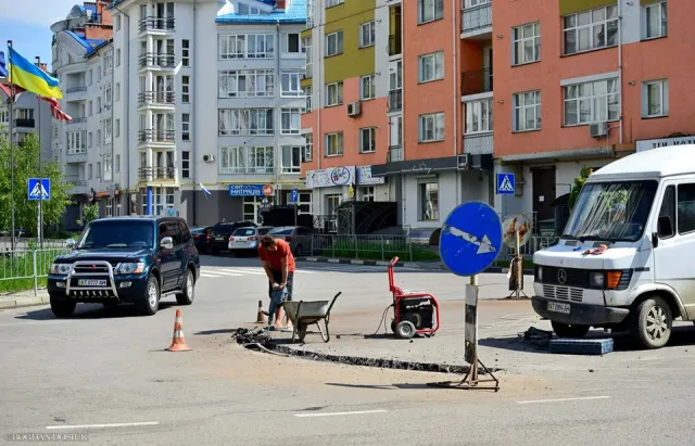 В Івано-Франківську на небезпечному переході комунальники облаштовують нове кільце — фото 3