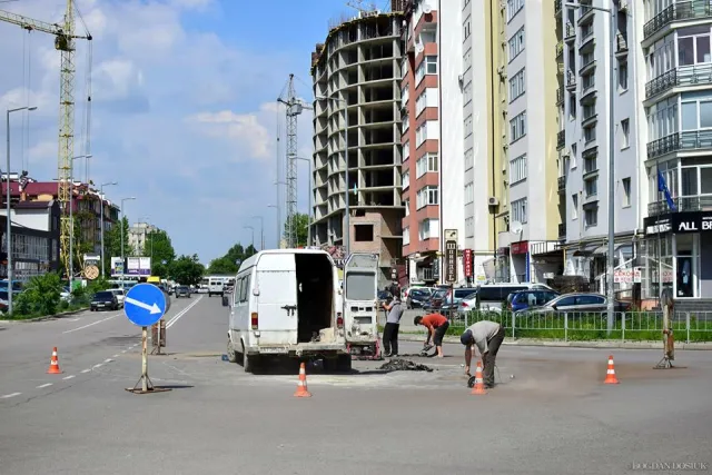 В Івано-Франківську на небезпечному переході комунальники облаштовують нове кільце — фото 4