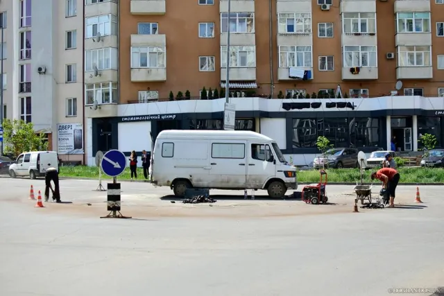 В Івано-Франківську на небезпечному переході комунальники облаштовують нове кільце — фото 5