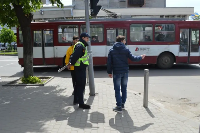 В Івано-Франківську на небезпечному переході комунальники облаштовують нове кільце — фото 6