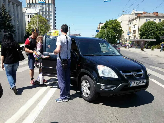 На вулиці Незалежності автомобіль наїхав на дитину, мама просить відгукнутися свідків аварії — фото 1
