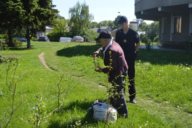 Франківчанка намагалася підкупити патрульного літрою розведеного спирту, аби той не складав на неї протокол — фото 2
