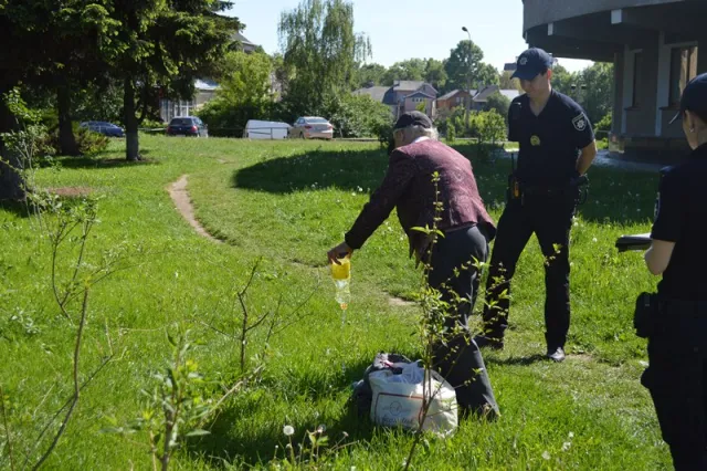 Франківчанка намагалася підкупити патрульного літрою розведеного спирту, аби той не складав на неї протокол — фото 3