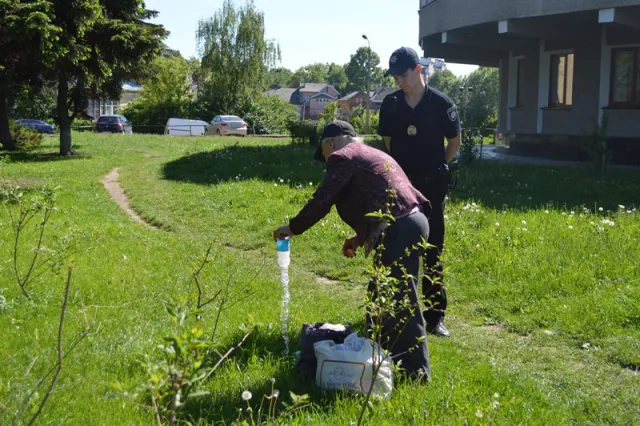 Франківчанка намагалася підкупити патрульного літрою розведеного спирту, аби той не складав на неї протокол — фото 4