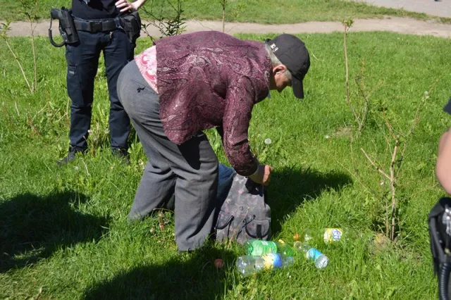 Франківчанка намагалася підкупити патрульного літрою розведеного спирту, аби той не складав на неї протокол — фото 5