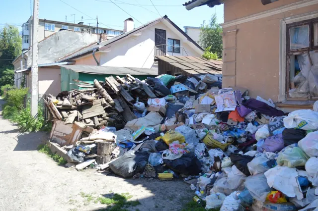 Франківчанка намагалася підкупити патрульного літрою розведеного спирту, аби той не складав на неї протокол — фото 6