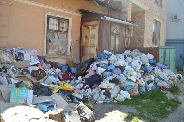 Франківчанка намагалася підкупити патрульного літрою розведеного спирту, аби той не складав на неї протокол — фото 7