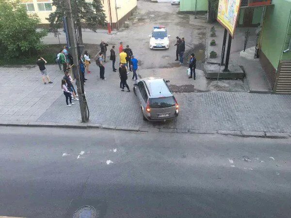 Чоловік у центрі міста розбив лобове скло машини та назвав себе супергероєм — фото 1
