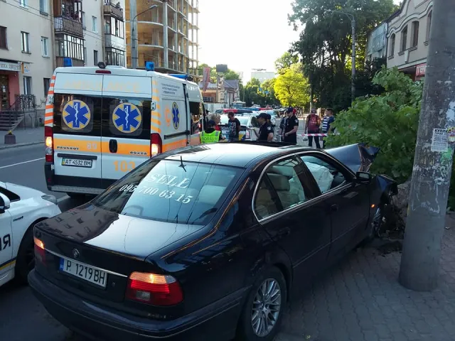 ДТП на Василіянок: жінка врізалася в дерево та знесла два металеві стовпці. У пасажира автомобіля знайшли наркотики. Всі деталі аварії — фото 3