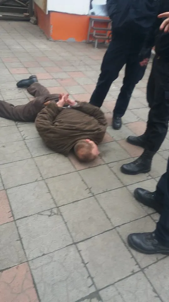 Чоловік, який на вулиці Привокзальній зірвав державний прапор та витер об нього ноги, заплатить 850 гривень штрафу — фото 1
