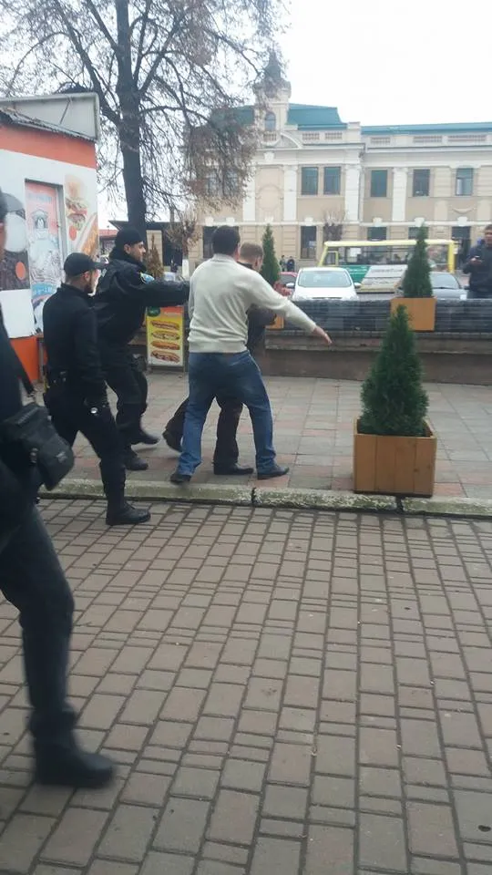 Чоловік, який на вулиці Привокзальній зірвав державний прапор та витер об нього ноги, заплатить 850 гривень штрафу — фото 2