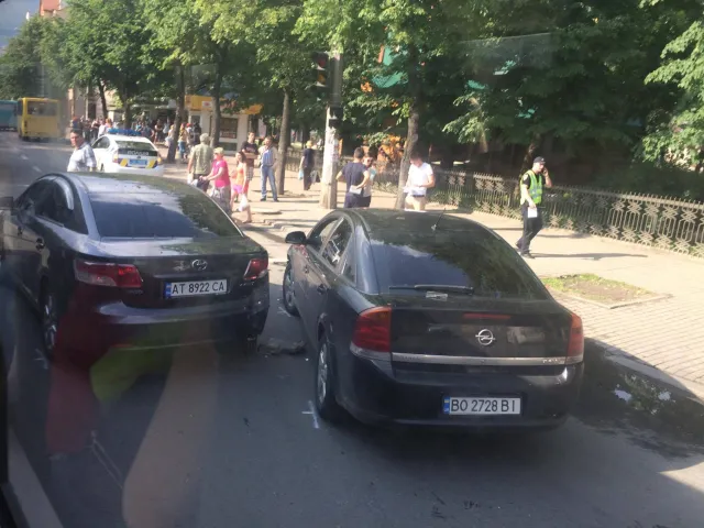На вулиці Василіянок два водії не поділили дорогу та побилися — фото 2