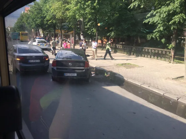 На вулиці Василіянок два водії не поділили дорогу та побилися — фото 3