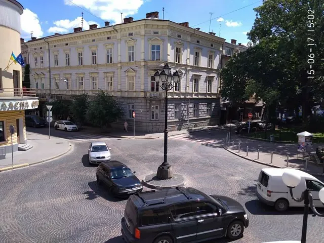 На вулиці Страчених облаштували нові підвищення перед переходом, а на Незалежності  опори освітлення прикрасили вазонами із квітами — фото 1