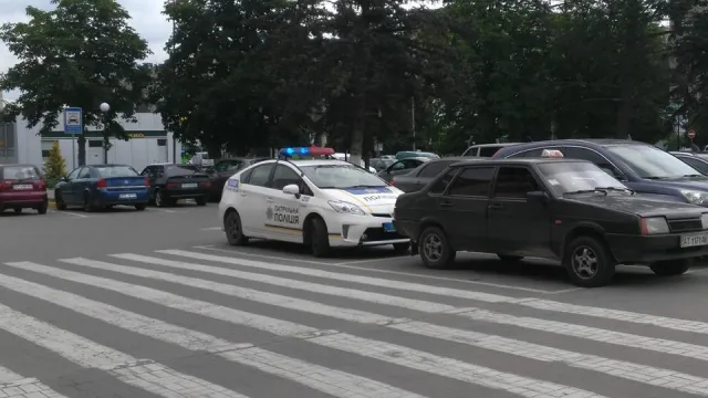 В Івано-Франківську в одному із супермаркетів сховали касира, аби той не відповідав за те, що продав алкоголь дитині — фото 2