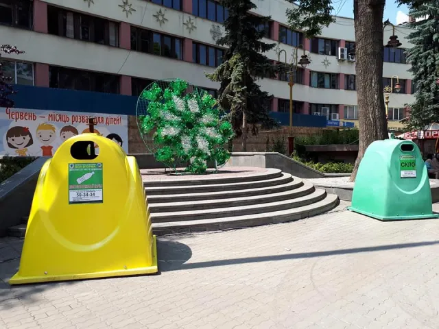 Перший підземний майданчик для сміття в Івано-Франківську та нові контейнери для сортування сміття на Вічевому майдані — фото 1