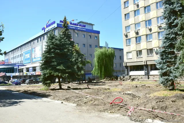 Франківцям на замітку: на одному із перехресть змінено напрям руху, на кількох зупинках встановлено нові урни для сміття, а ще незабаром з'явиться новий сучасний сквер для відпочинку — фото 1