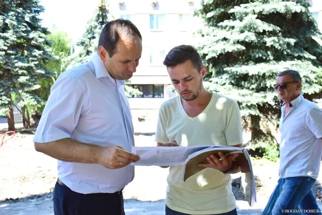 Франківцям на замітку: на одному із перехресть змінено напрям руху, на кількох зупинках встановлено нові урни для сміття, а ще незабаром з'явиться новий сучасний сквер для відпочинку — фото 2