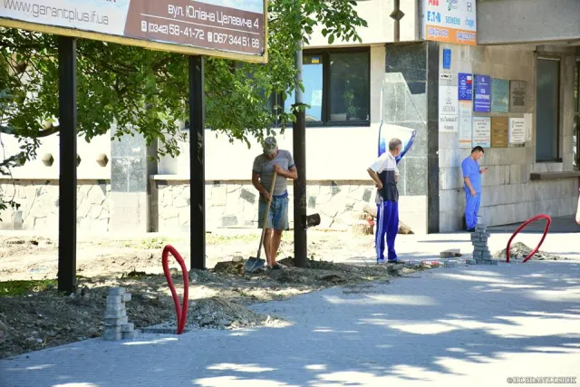 Франківцям на замітку: на одному із перехресть змінено напрям руху, на кількох зупинках встановлено нові урни для сміття, а ще незабаром з'явиться новий сучасний сквер для відпочинку — фото 4