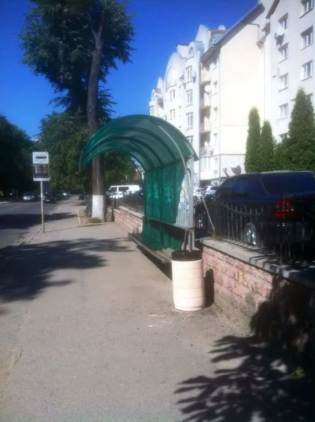 Франківцям на замітку: на одному із перехресть змінено напрям руху, на кількох зупинках встановлено нові урни для сміття, а ще незабаром з'явиться новий сучасний сквер для відпочинку — фото 6